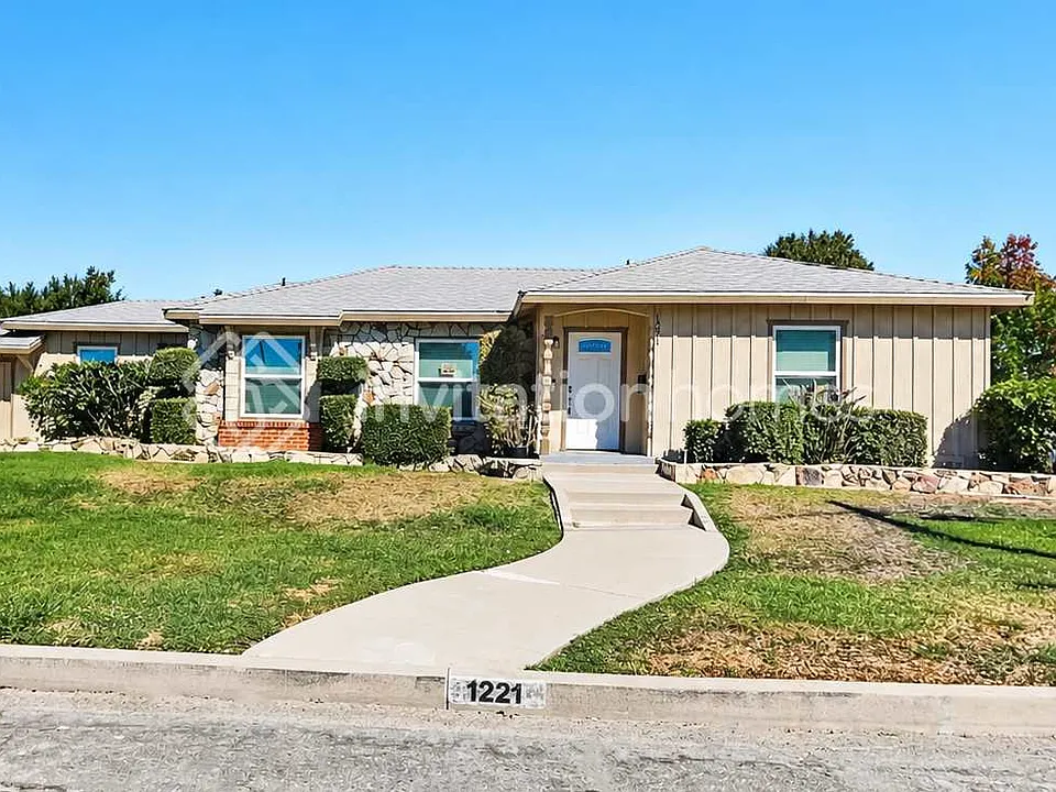 1221 E Roosevelt Rd