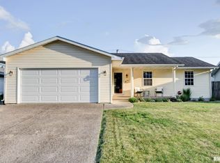 1304 W Vandeveer St, Taylorville, IL 62568