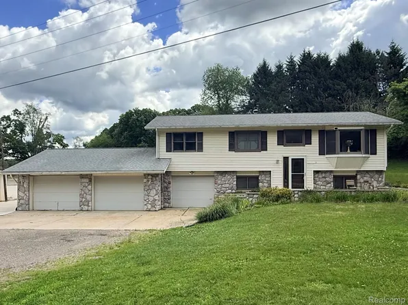 2718 Sexton Rd, Howell, MI 48843