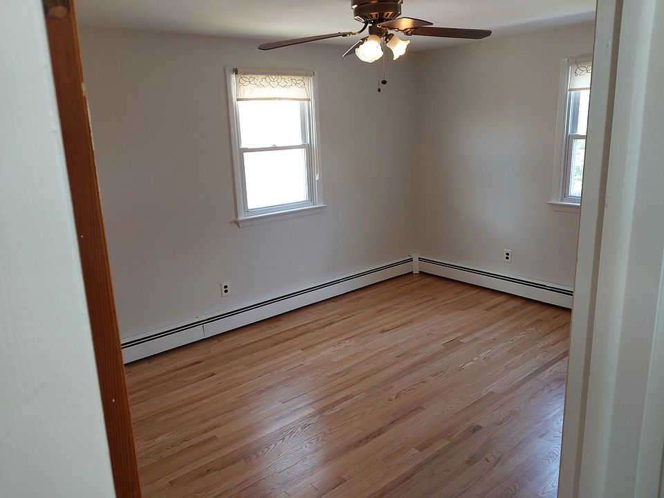 bedroom 1 - master