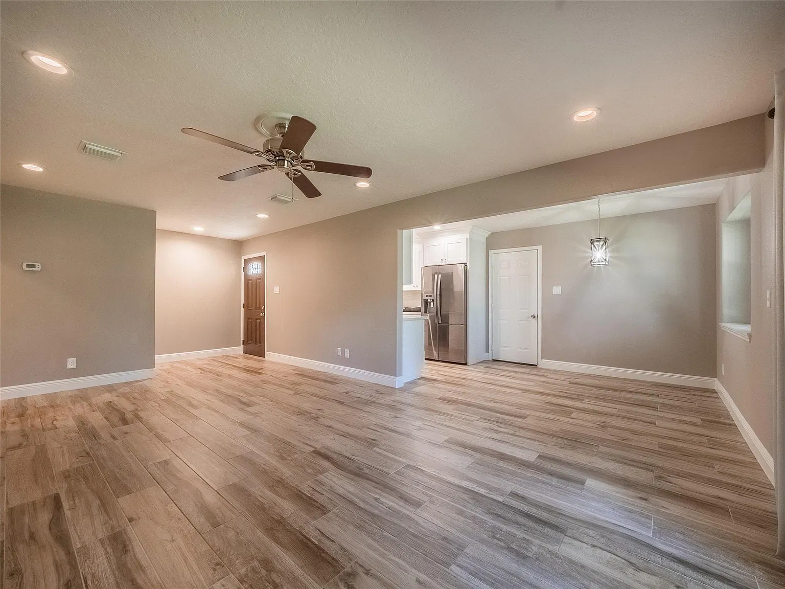 3 bed, 2.0 bath, 1132 sqft, $2,100 — Photo 3
