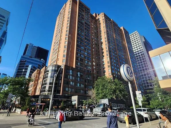 633 Bay St, Toronto, ON