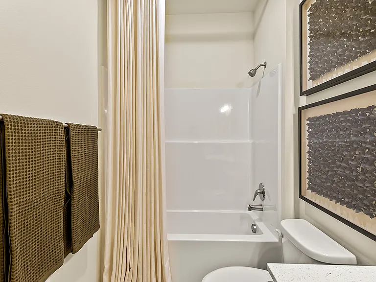 Jailen's Pointe Apartments — Photo 16