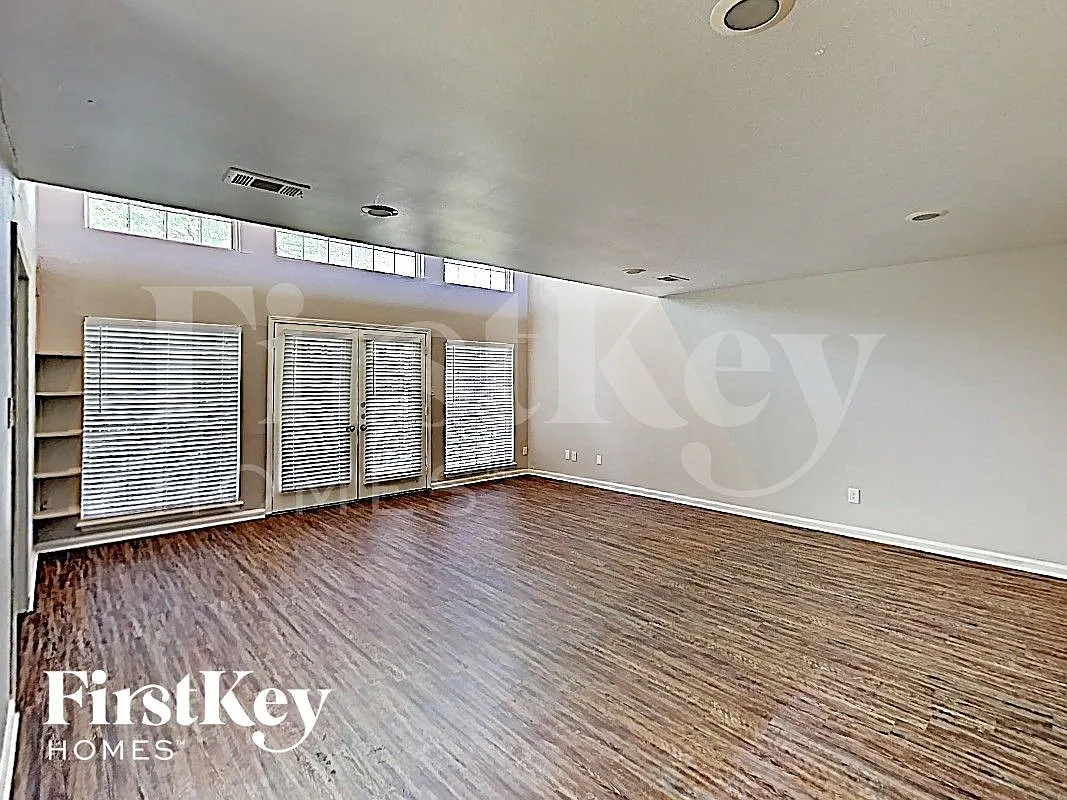 3 bed, 2.0 bath, 2362 sqft, $2,280 — Photo 3
