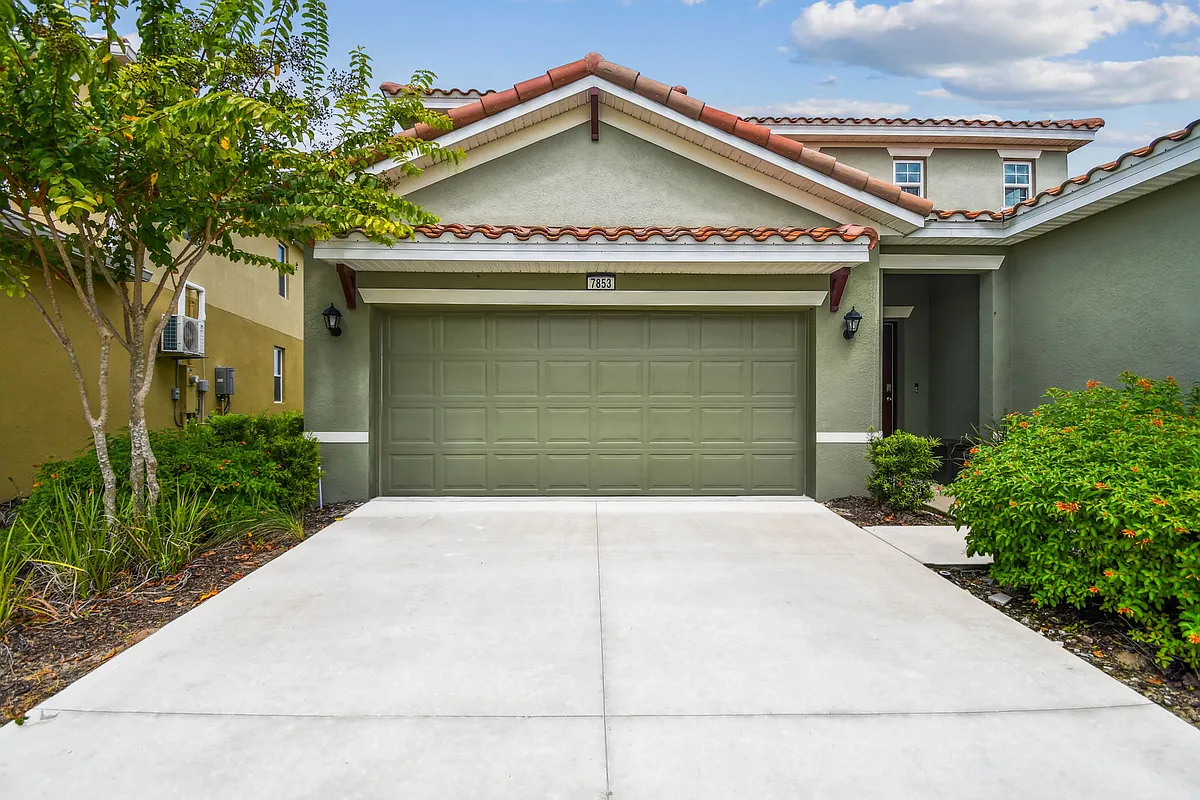 Double car garage. - 7853 Oak Reflection Loop