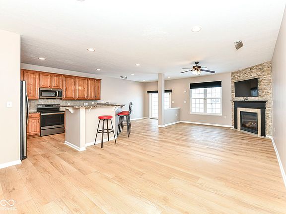 3rd image of 16375 Meadowlands Ln