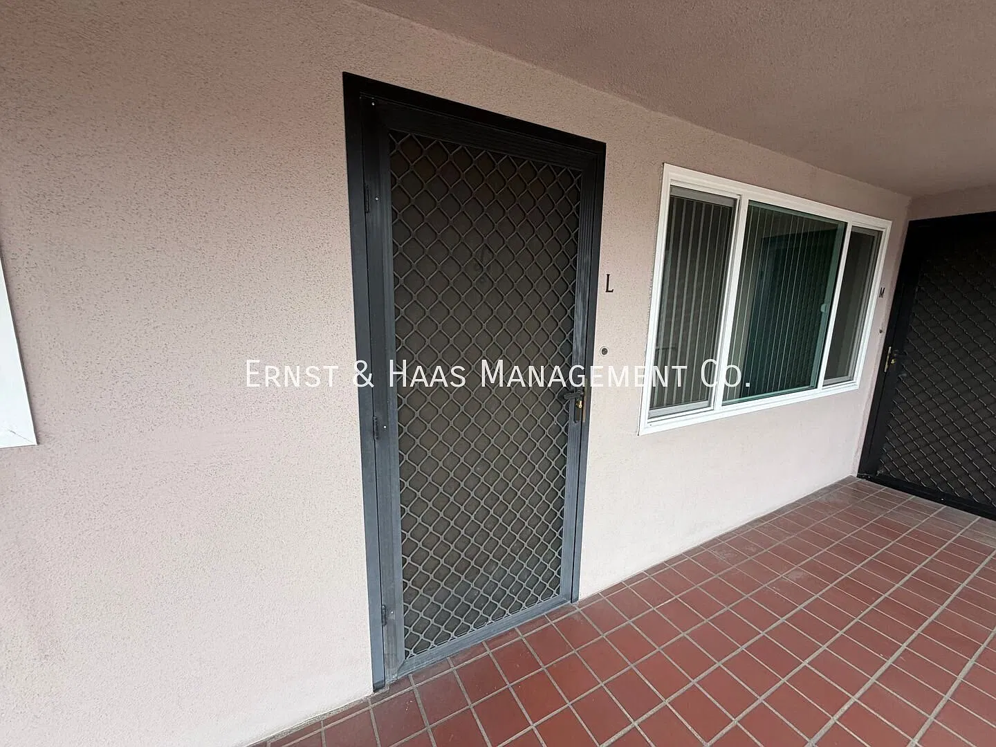 Beautifully Updated Apartment Just Steps From Downtown Long Beach! — Photo 2