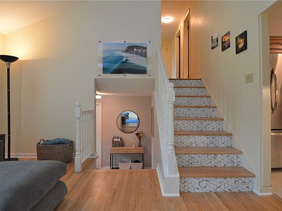 3rd image of 5 Holly Dr