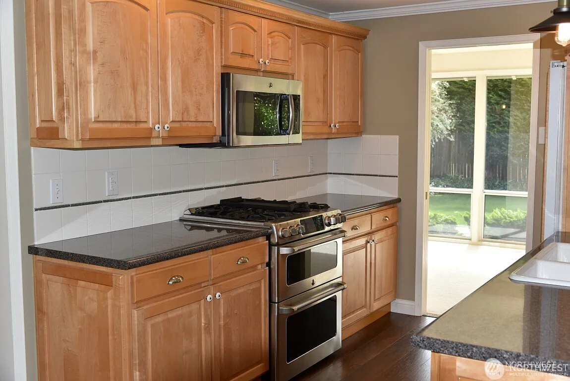 3 bed, 2.5 bath, 1930 sqft, $4,600 — Photo 4