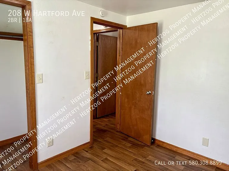 208 W Hartford Ave — Photo 15