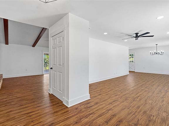 5th image of 208 Williamsburg Rd