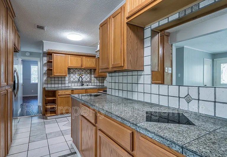 5998 Polk St — Photo 13