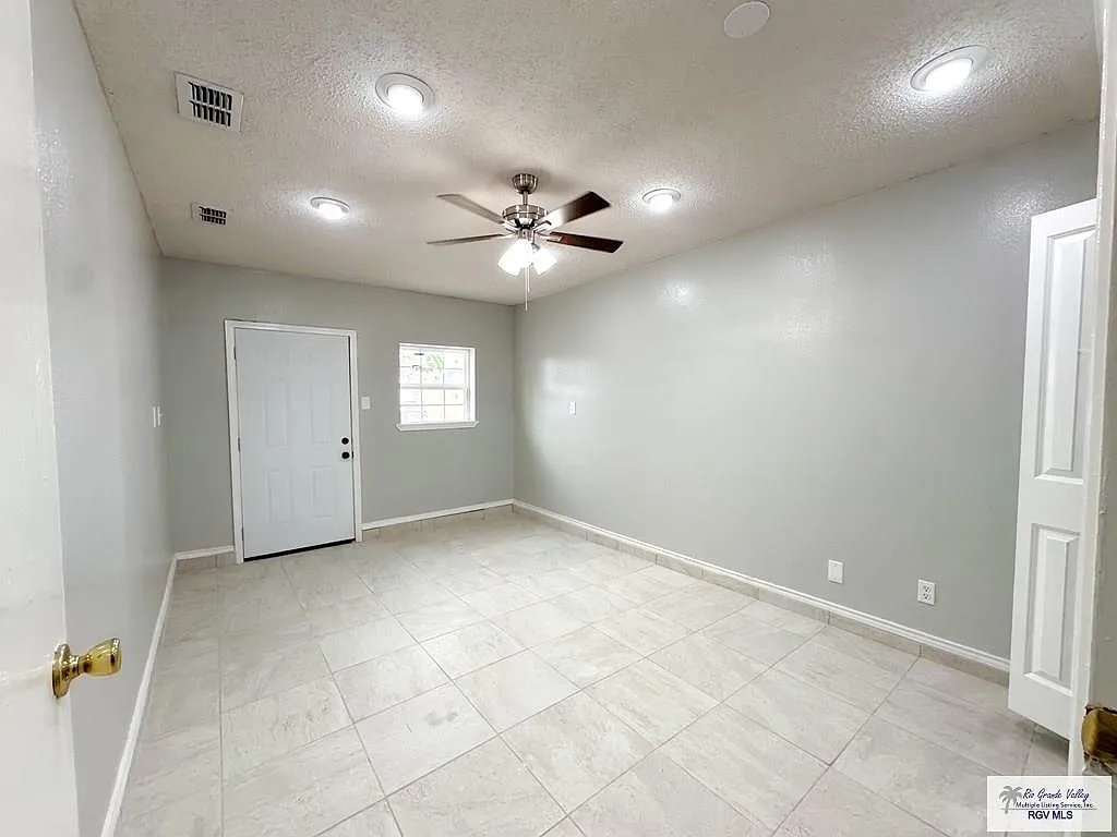 4 bed, 2.0 bath, 1700 sqft, $1,825 — Photo 2