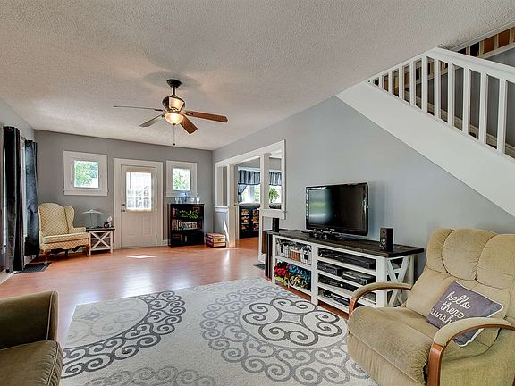3rd image of 606 W Market St