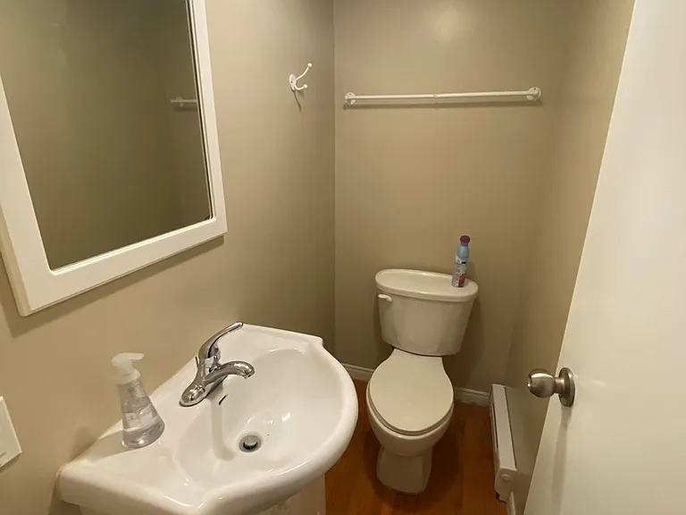 81 Elgin Cres #3 — Photo 9