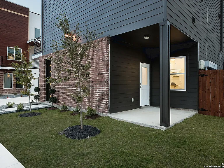 1019 S Hackberry St #201 — Photo 20