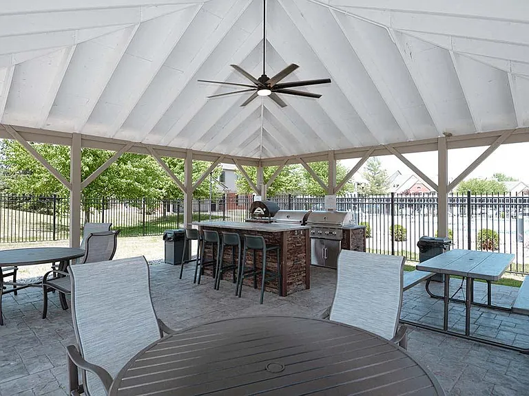 Outdoor Grilling Stations and Pizza Oven