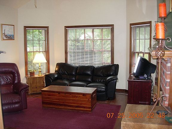 Sunken Living Rm w/hardwoods