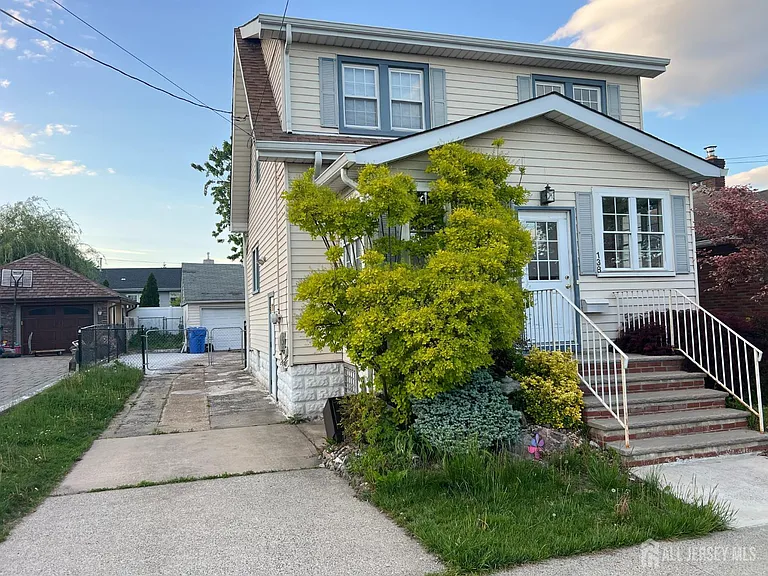 138 Luther Ave — Photo 5
