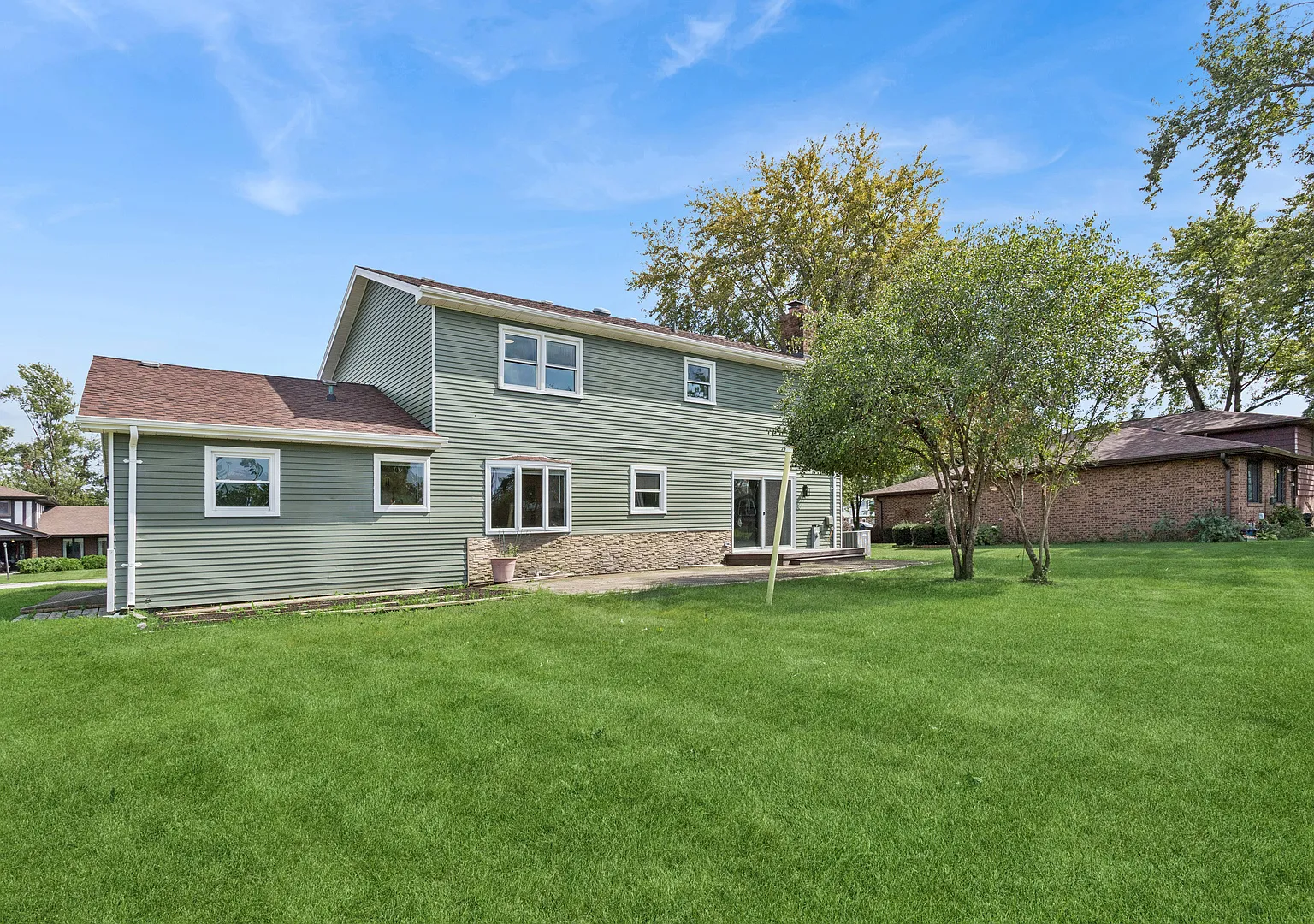 4 bed, 2.5 bath, 2550 sqft, $3,200 — Photo 3
