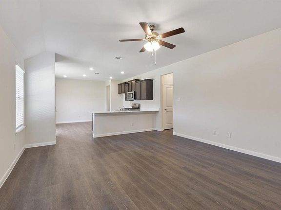 3rd image of 3901 Oak Creek Cir