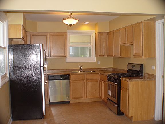 3rd image of 319 Marquette St