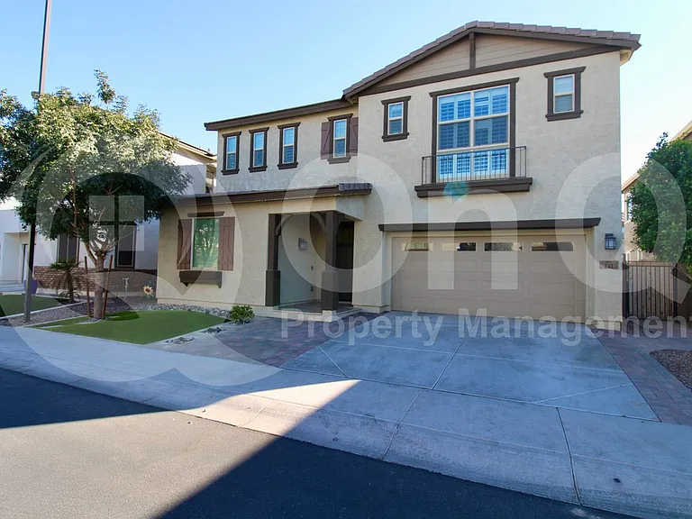 241 E Wisteria Dr — Photo 2