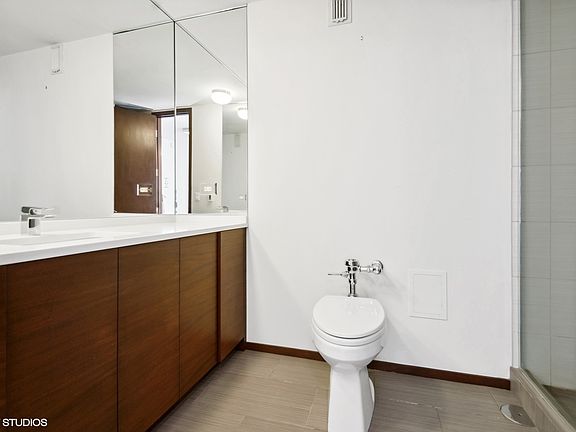4th image of 900 S Lakeshore Dr N #514