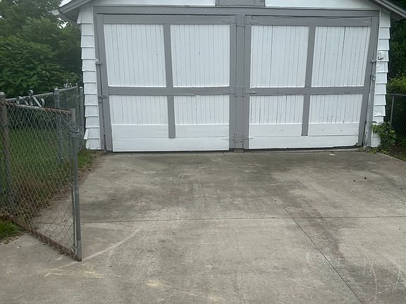 3rd image of 1057 Green St