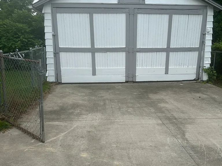 1057 Green St — Photo 3