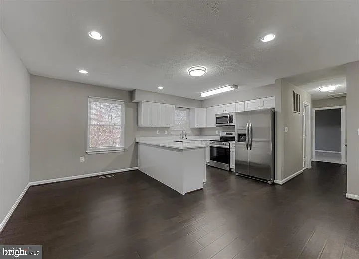 5 bed, 3.0 bath, 1028 sqft, $3,700 — Photo 4