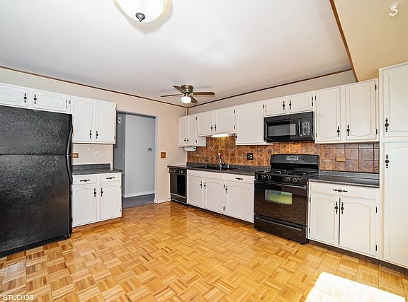 3rd image of 869 Lakeside Dr