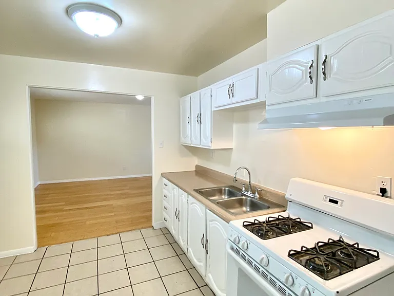 1532 Locust Ave — Photo 2