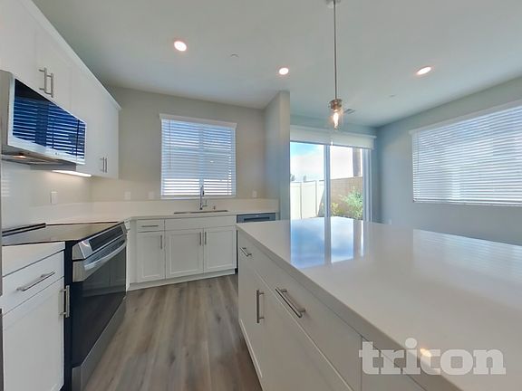 5th image of 605 Citron St