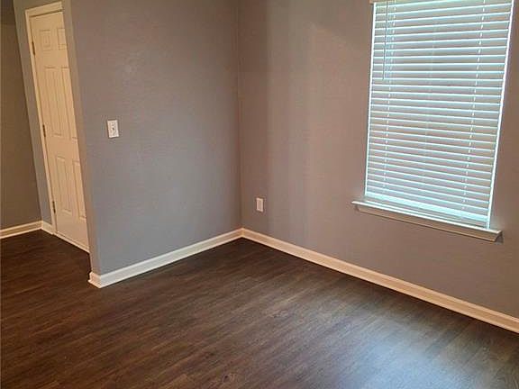 3rd image of 565 Greenlee Rd