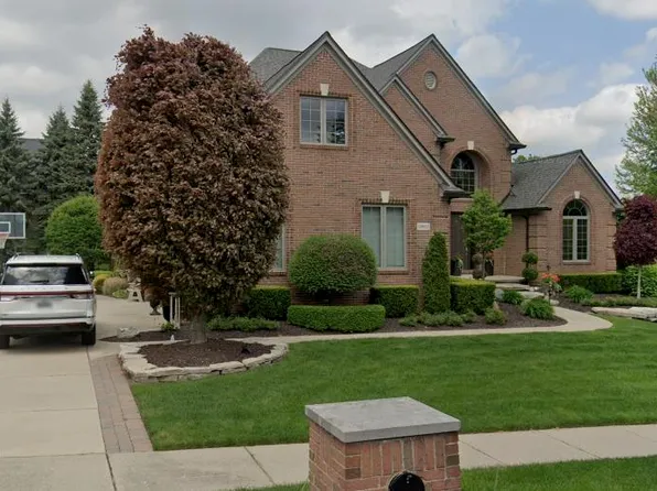 5933 Lakepoint Ct, Washington, MI 48094