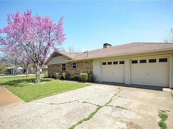 3rd image of 214 W Avenue K