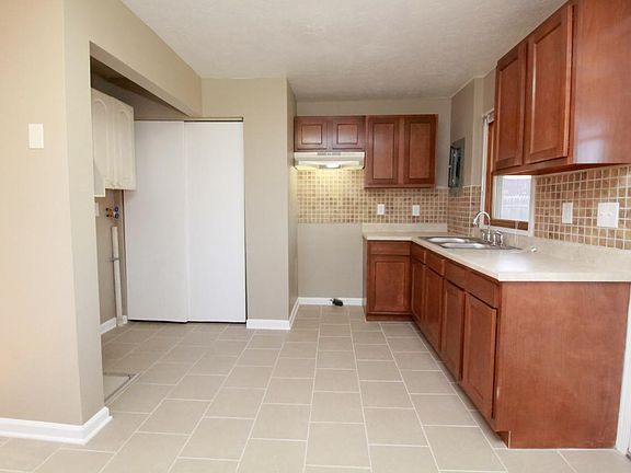 5th image of 109 Diana Ln N