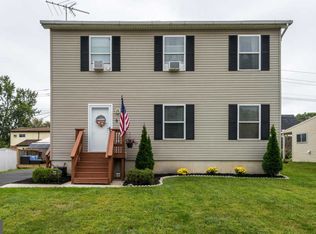 9 Redbrook Ln, Levittown, PA 19055