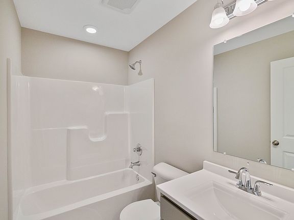 5th image of 4561 Oakdale Ave