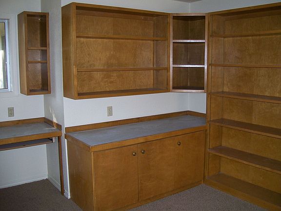Office w/built-ins