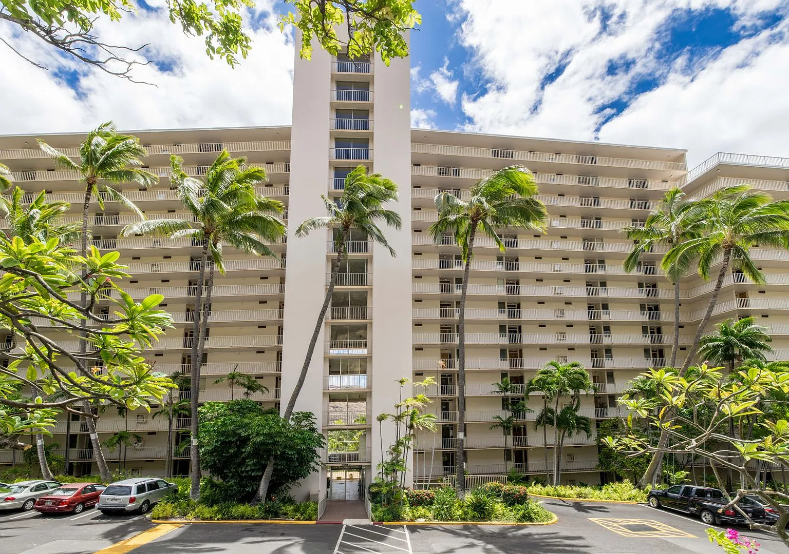 Makaha Valley Towers — Photo 1