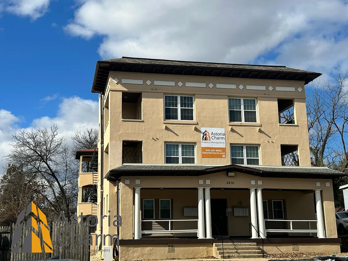 Building Photo - 2210 Roslyn Ave #8