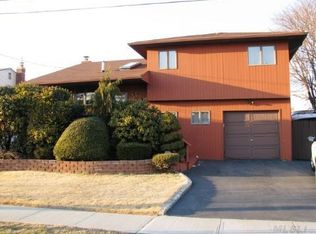 21 Ann Dr N, Freeport, NY 11520