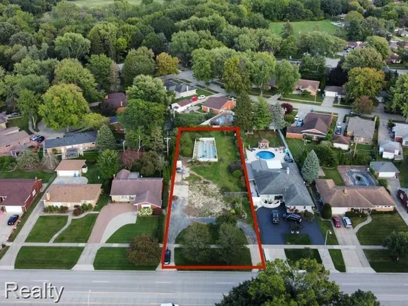 17517 W Outer Dr, Dearborn Heights, MI 48127