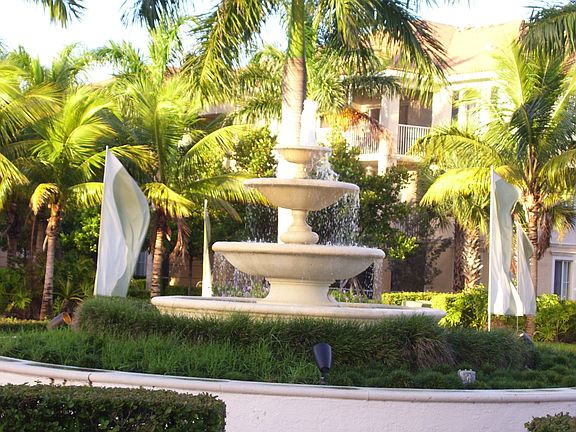 FOUNTAIN AT CLUBHOUSE