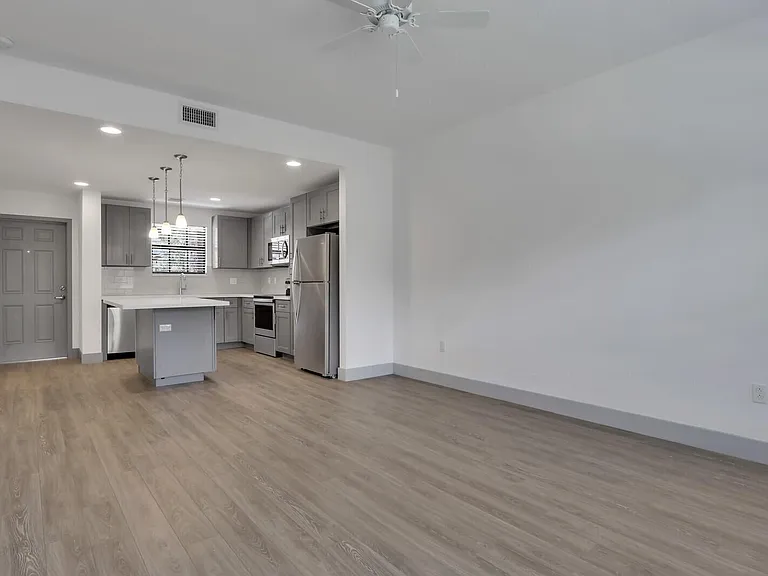540 NE 14th Ct #103 — Photo 3