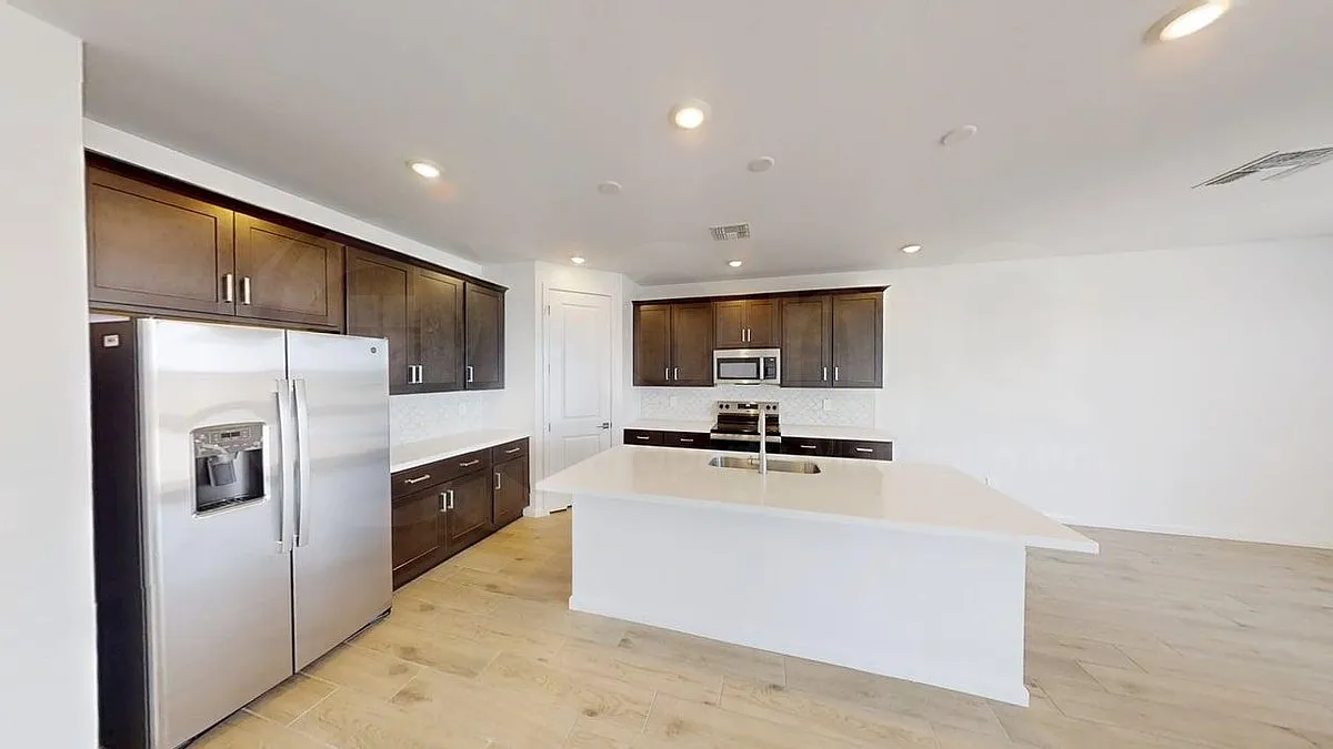 3 bed, 2.5 bath, 1949 sqft, $2,099 — Photo 4