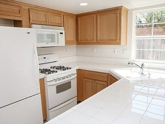 5th image of 3051 Augusta St Unit 15