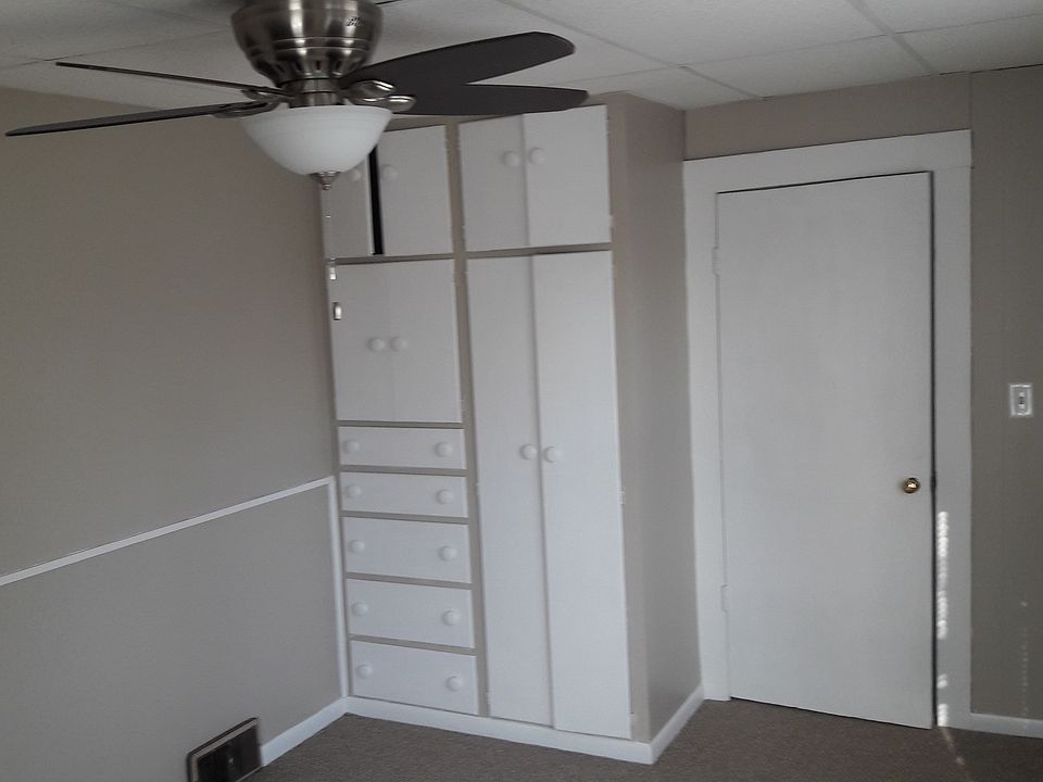 Bedroom with built in dresser and armour, with an additional